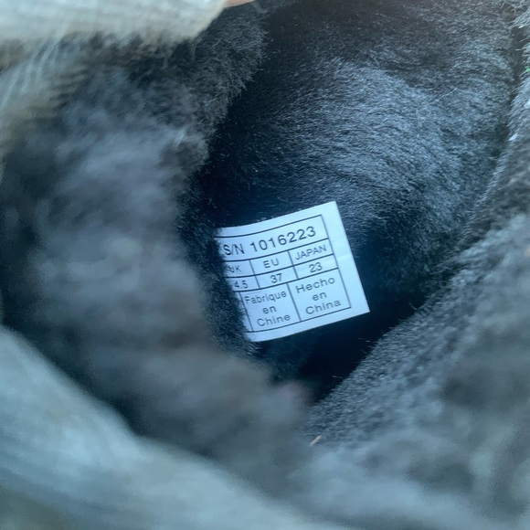 UGG
ITEM:CLASSIC SHORT II
COLOR: Black
SIZE: 6 - Picture 10 of 12